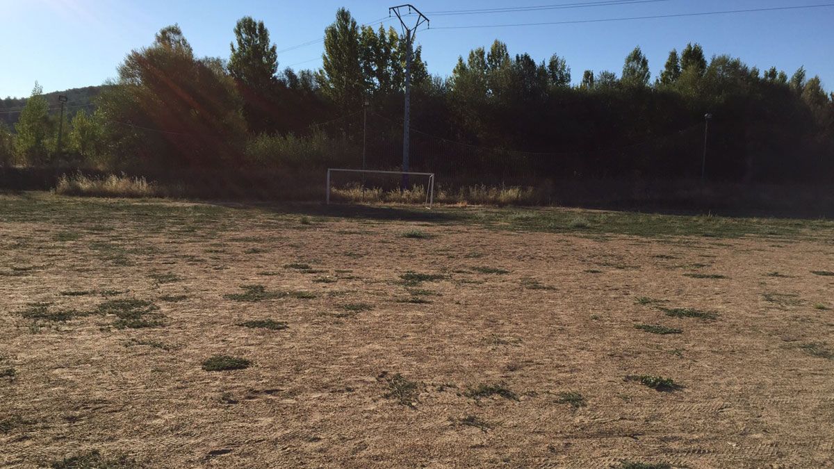 Estado que presenta actualmente uno de los campos de fútbol municipales de Villaquilambre. | L.N.C.