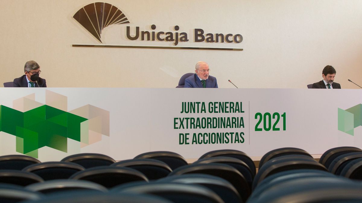 Un momento de la junta de accionistas de Unicaja Banco. | L.N.C.