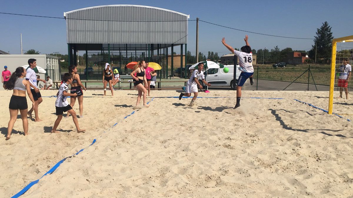 Imagen e uno de los partidos de balonmano playa que se disputaban en la localidad. Ahora muchos de sus participantes se unirán en el C.D. Astura. | L.N.C.