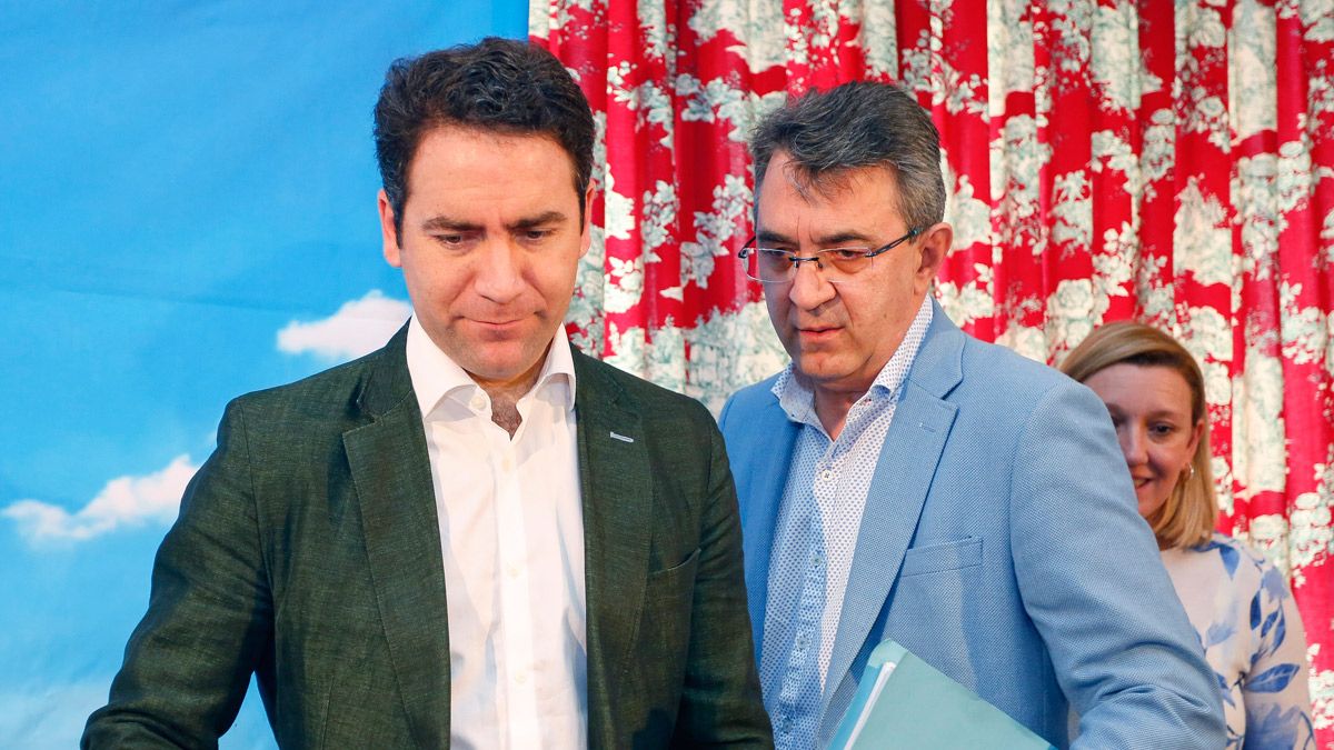 Teodoro García Egea y Juan Martínez Majo, quien podría ser relevado al frente del PP leonés. | ICAL
