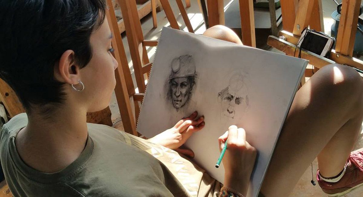 Una de las artistas, plasmando expresiones en una de sus creaciones.