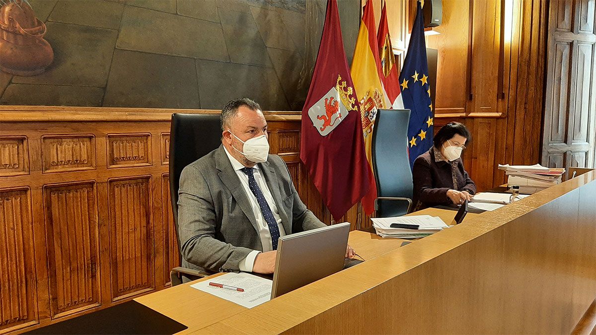 En primer término, el presidente de la Diputación, Eduardo Morán, durante un pleno telemático. | L.N.C.
