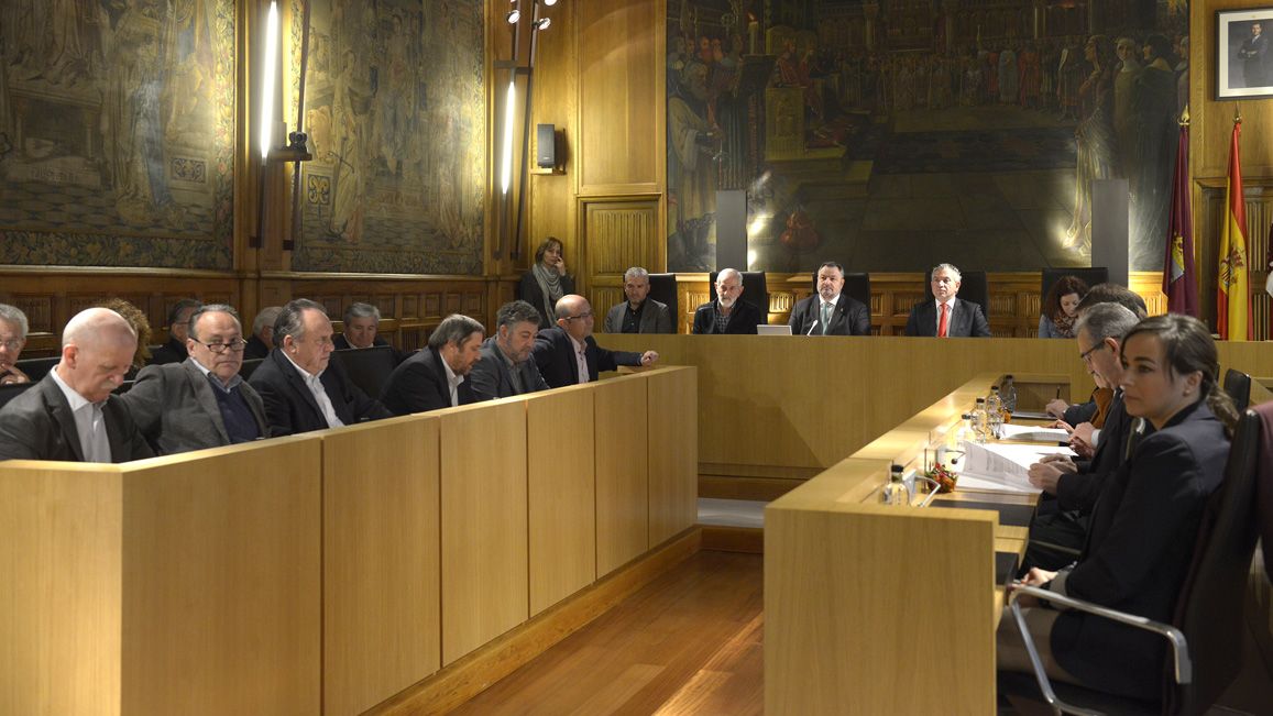 Imagen de archivo de un pleno de la Diputación de León, previo a la pandemia. | L.N.C.