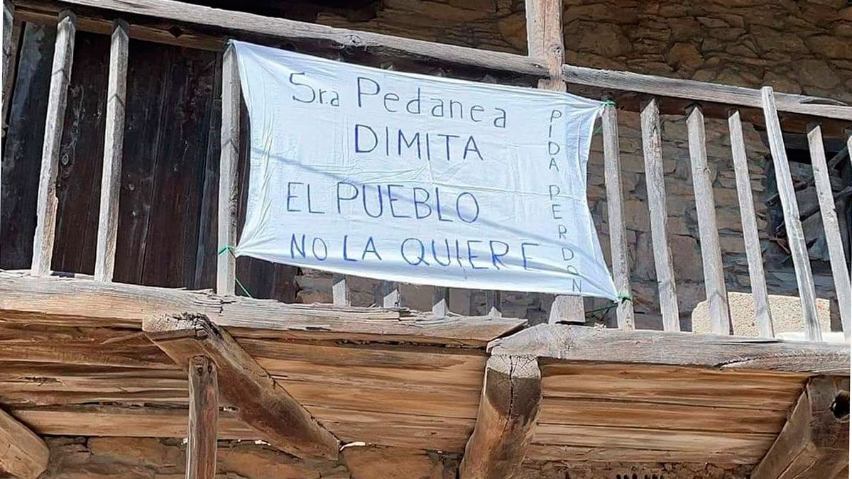 Tras la manifestación en Otero de Toral, los vecinos mantienen pancartas en rechazo al proyecto y a la persona que le dio luz verde.