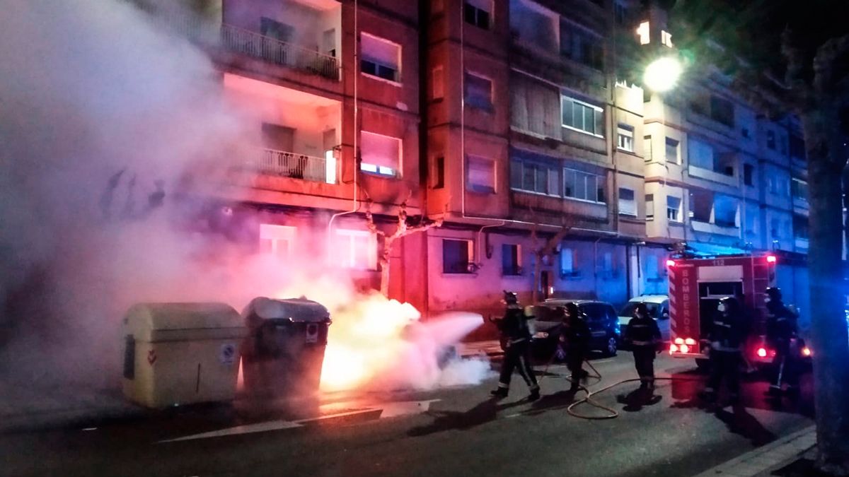 Los bomberos actuando en el incendio de la avenida Mariano Andrés. | L.N.C.