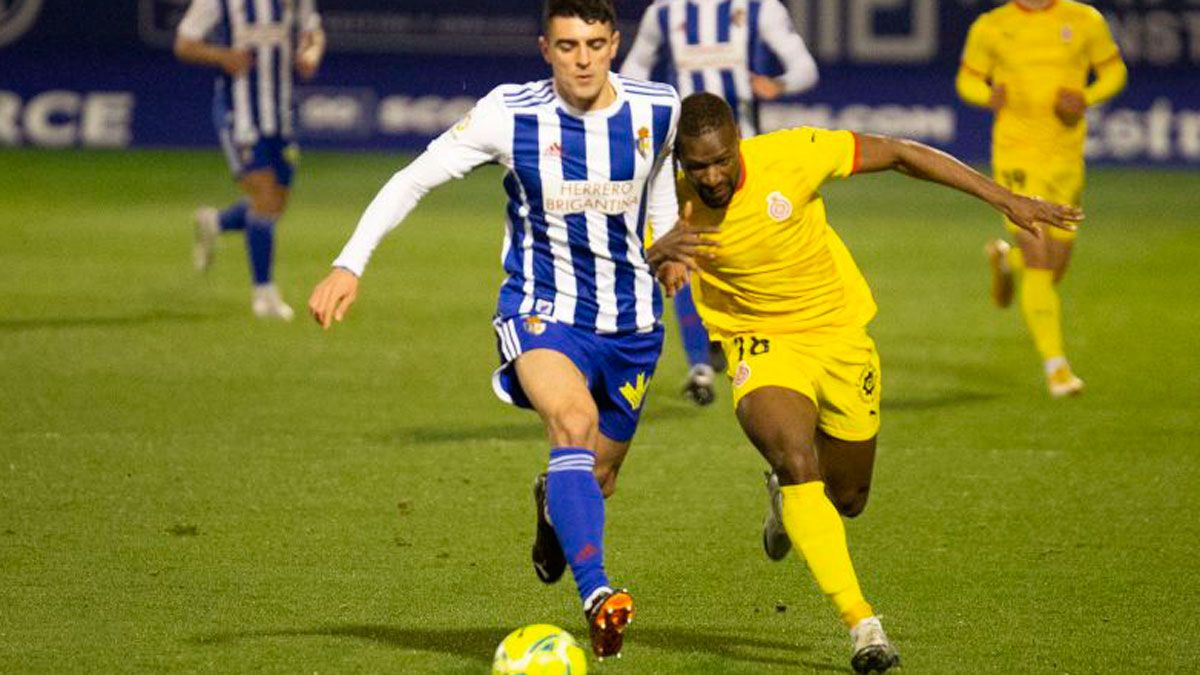 Pascanu pelea por un balón con Sylla en el choque ante el Girona de la primera vuelta. :: LALIGA