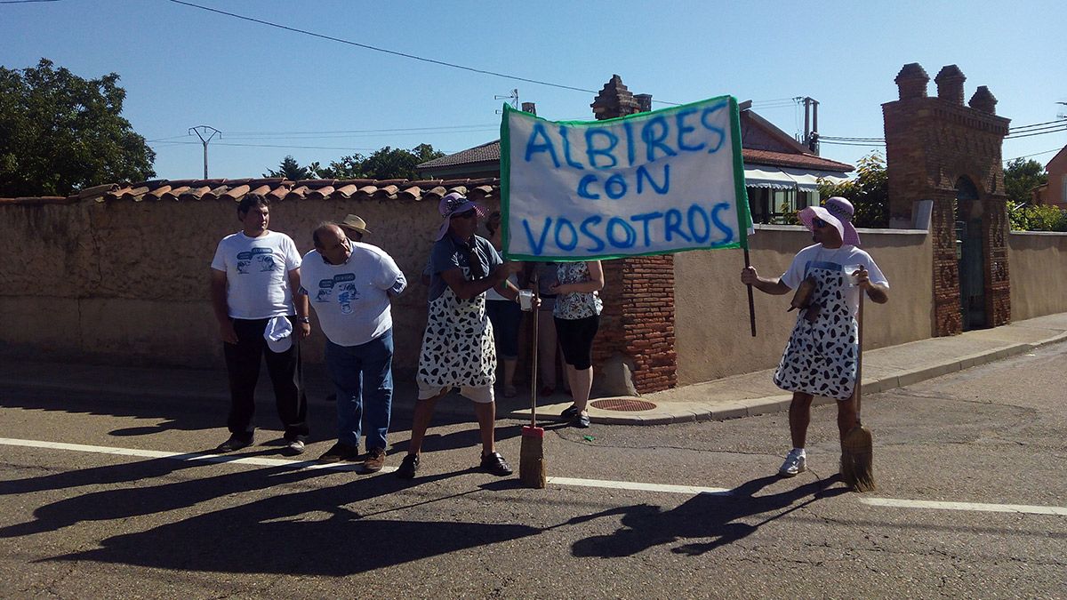 Vecinos de Albires animan a los ganaderos de la Marcha Blanca a su paso por la localidad. | TERESA GIGANTO
