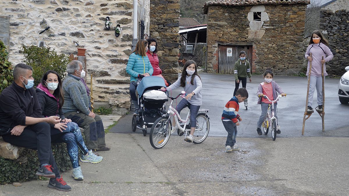 Juan, Camino, Pepe, Alita (tapada), Leticia, Mario (en el carrito), Trini, Carolina y Catalina en bici, Laurita en patines, Aitana en zancos y Darío. | F. Fernández