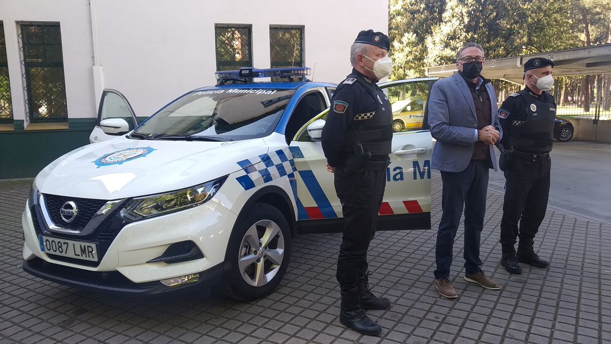 Presentación del nuevo vehículo a las puertas de la Policía Municipal de Ponferrada. | M.I.