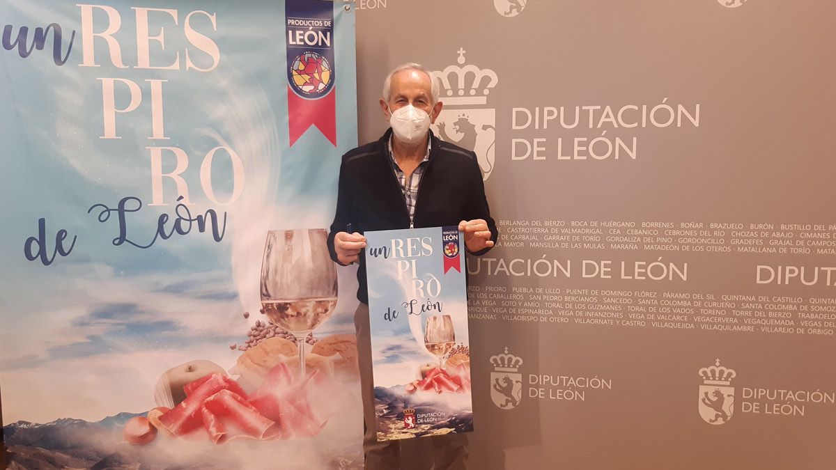 Matías Llorente con el cartel de la iniciativa. | L.N.C.
