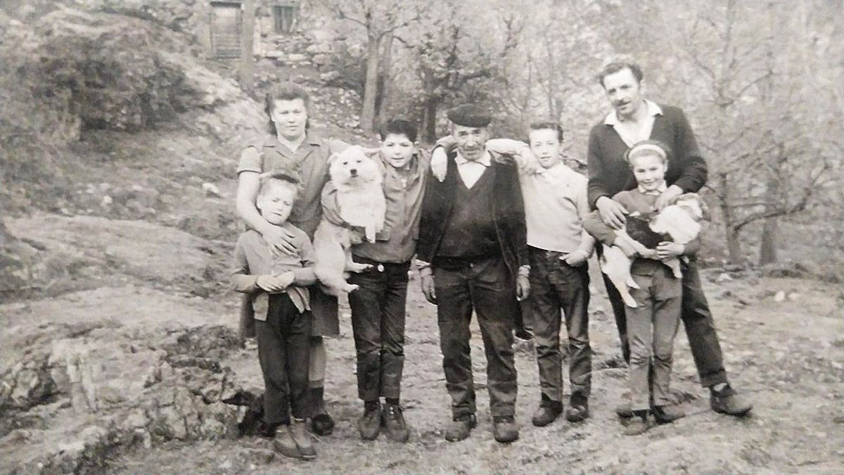 La familia de Manuel Pérez y Rosalía P. Gaos, los últimos habitantes del poblado de Caín de Arriba. :: FOTOS CEDIDAS POR ÁNGELES, ROSA PÉREZ Y ESTER ROJO