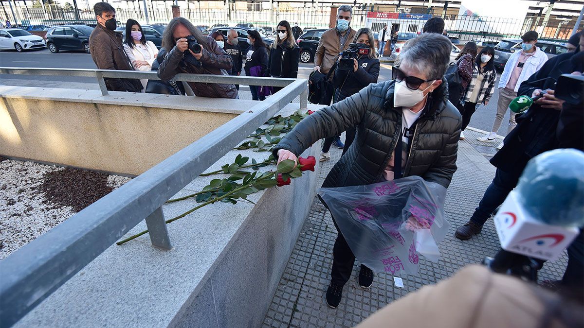 Toñita se desplazó, con seis rosas en las manos, este primer lunes de abril a las puertas de los Juzgados de León. | SAÚL ARÉN