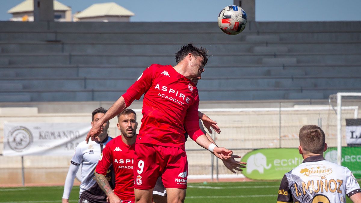 Héctor remata un balón aéreo durante el partido en Salamanca. | UNIONISTAS Héctor remata un balón aéreo durante el partido en Salamanca. | UNIONISTAS