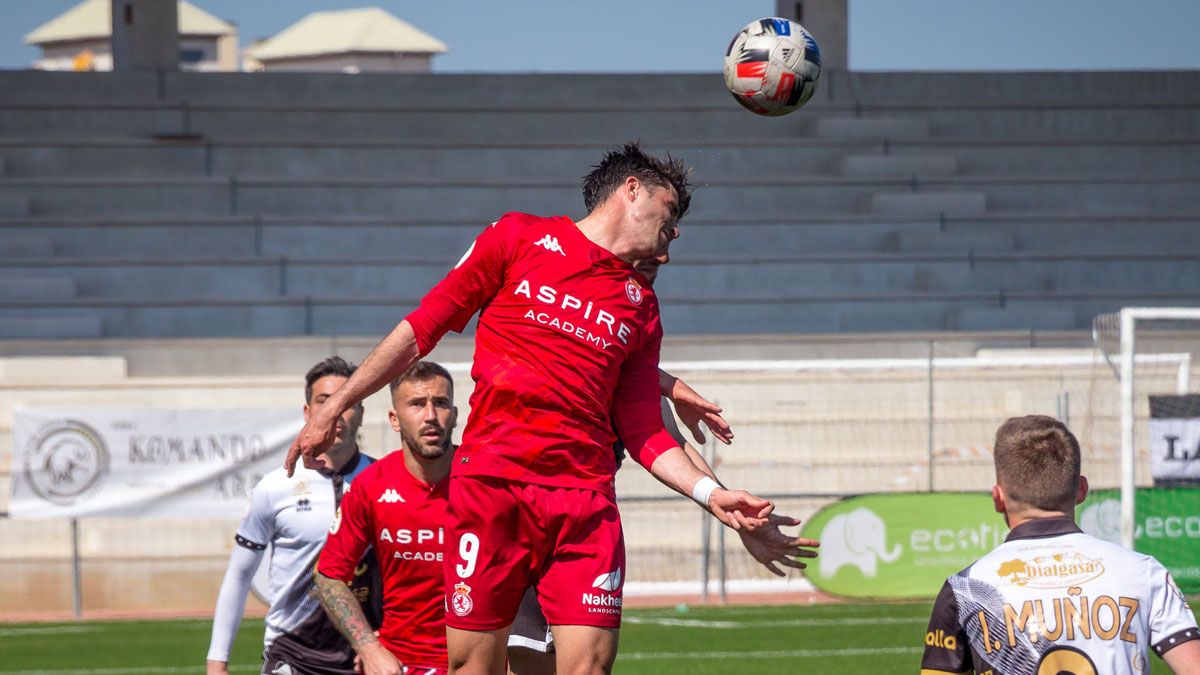 Héctor remata un balón aéreo durante el partido en Salamanca. | UNIONISTAS