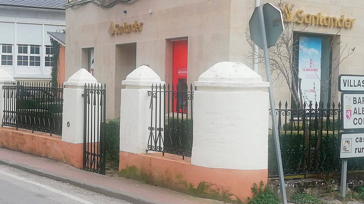 Oficinas de Vega de Valcarce del Banco Santander que piensan cerrar este mes.