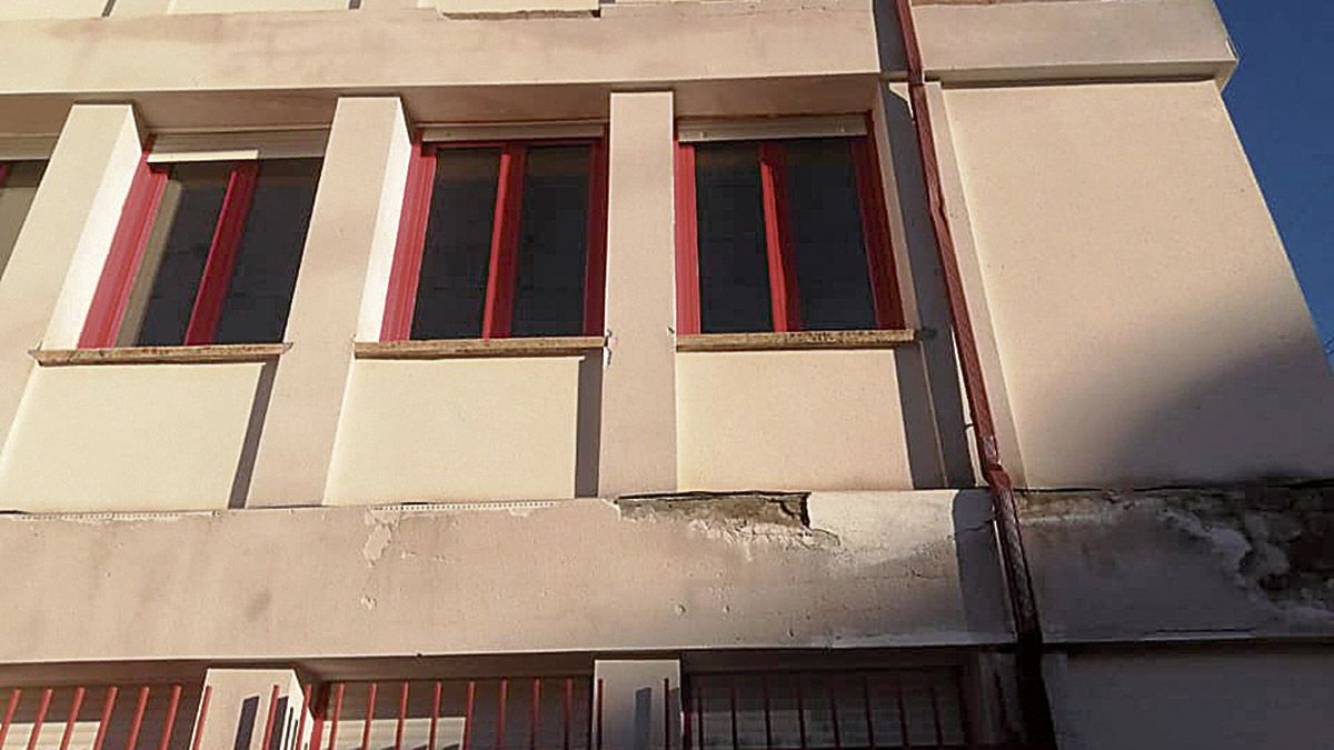 En la fotografía, desconchones en la fachada del colegio público de Villamanín. | AYTO. VILLAMANÍN