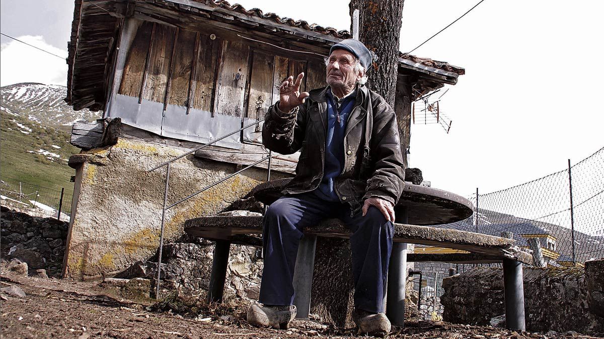Un vecino se sienta al lado de uno de los muchos hórreos de Torrestío. | PEIO GARCÍA (ICAL) Un vecino se sienta al lado de uno de los muchos hórreos de Torrestío. | PEIO GARCÍA (ICAL)