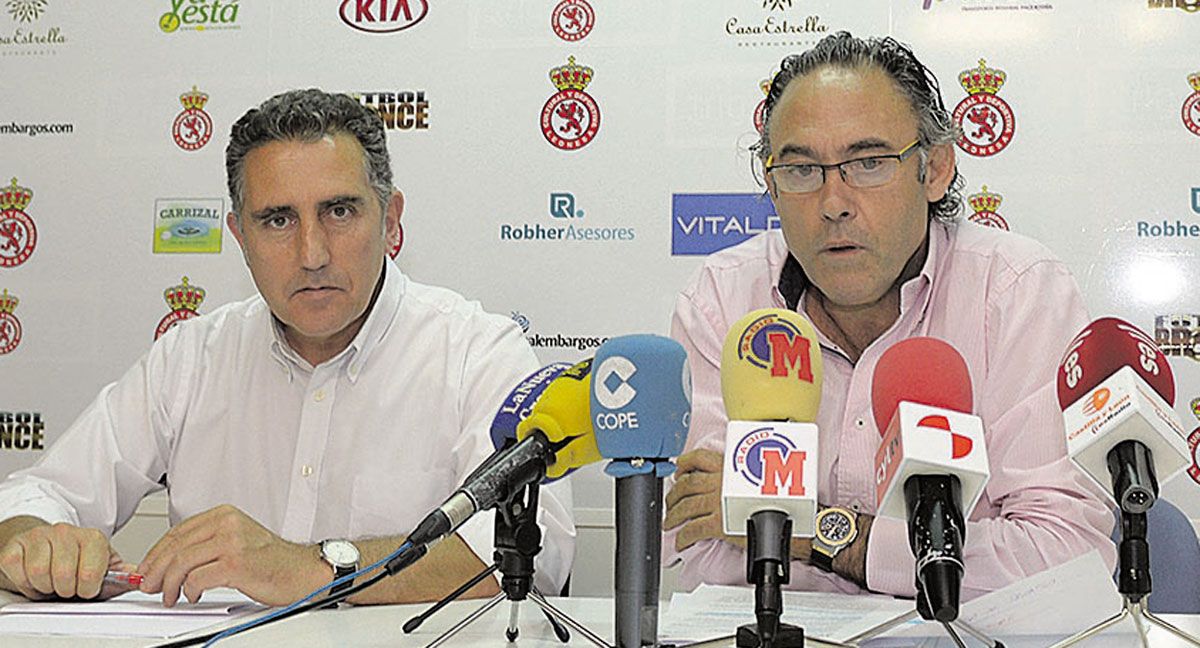 Adolfo López y Felipe Llamazares, en una rueda de prensa. | MAURICIO PEÑA Adolfo López y Felipe Llamazares, en una rueda de prensa. | MAURICIO PEÑA