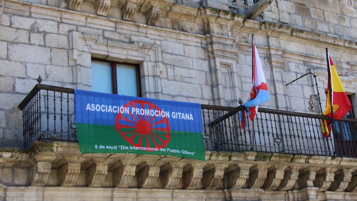 El balcón del Ayuntamiento de Ponferrada luce la bandera gitana en la celebración de su pueblo.