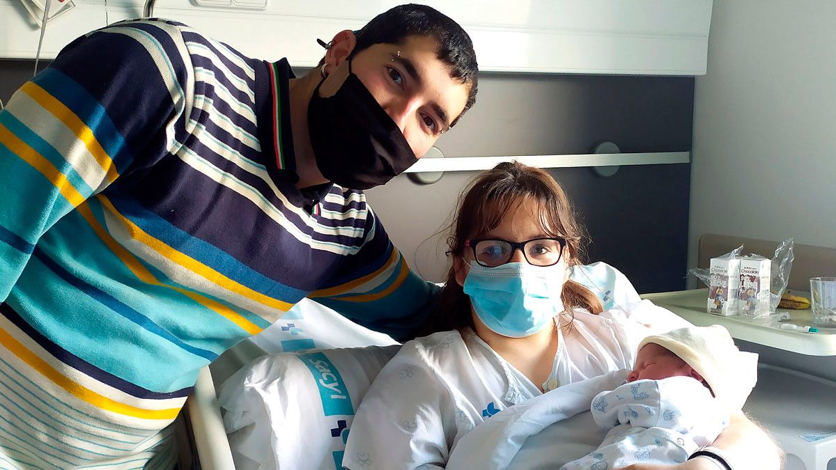 Imagen de archivo de unos padres con su bebé recién nacido. | ICAL