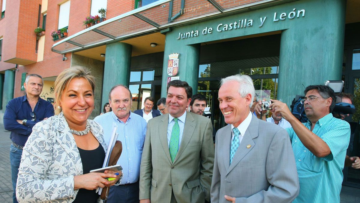 Rosa Valdeón recibió este martes a los alcaldes de las comarcas mineras de León y Palencia en la sede de la Junta en Ponferrada. | César Sánchez (Ical)
