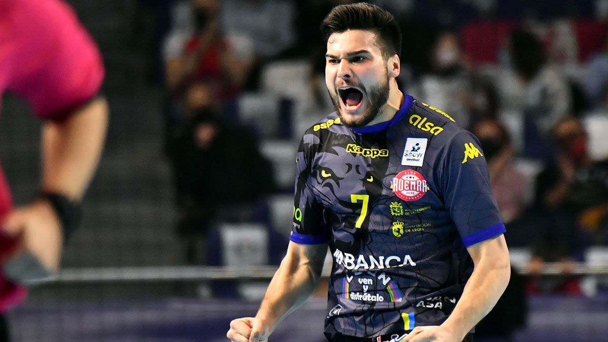 La posible salida de Natan Suárez acapara la actividad en el Ademar. | SAÚL ARÉN