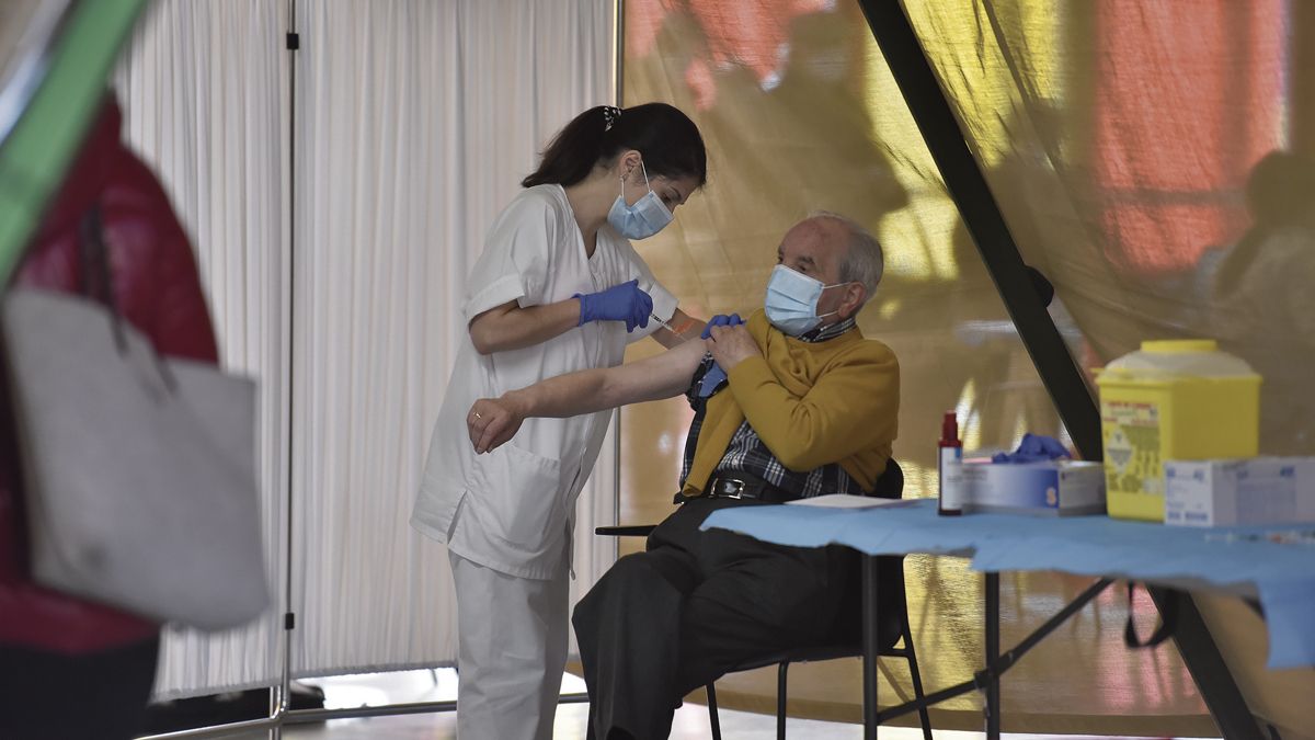 Imagen de la vacunación contra el coronavirus en el Palacio de Exposiciones de León. | SAÚL ARÉN
