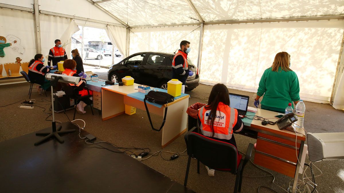 Equipos de vacunación en la carpa del Hospital del Bierzo. | ICAL