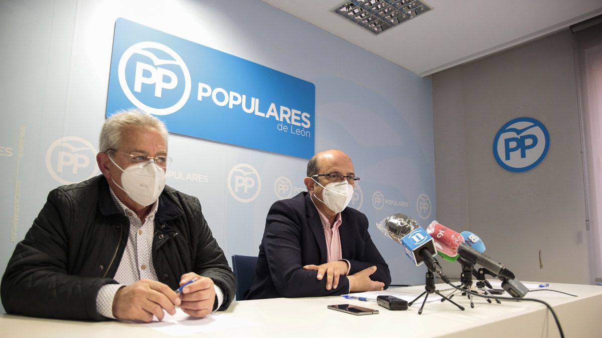 José Miguel Nieto y Francisco Castañón, durante su comparecencia en la sede del PP. | CAMPILLO (ICAL)
