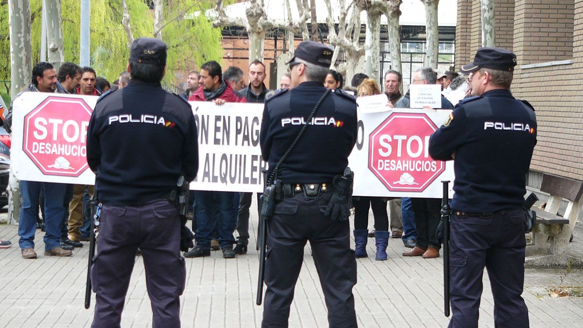 Intervención ante una manifestación de la PAH Bierzo ante los juzgados de Ponferrada. | D.M.