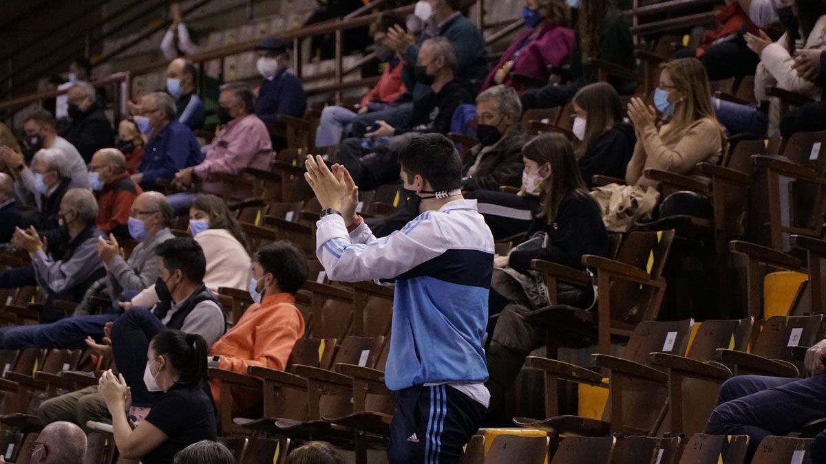 Público con mascarilla y distancia en el Palacio de Deportes. | ABANCA ADEMAR