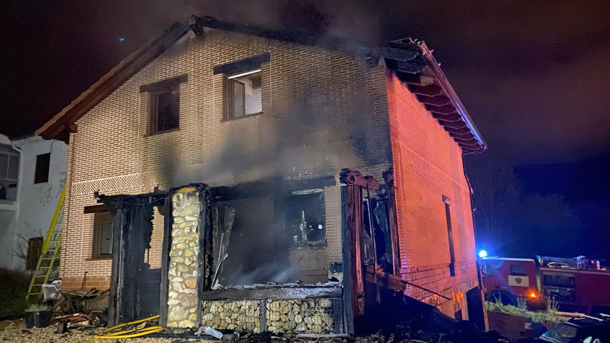 Imagen de la vivienda afectada por el fuego. | BOMBEROS AYTO. LEÓN Imagen de la vivienda afectada por el fuego. | BOMBEROS AYTO. LEÓN