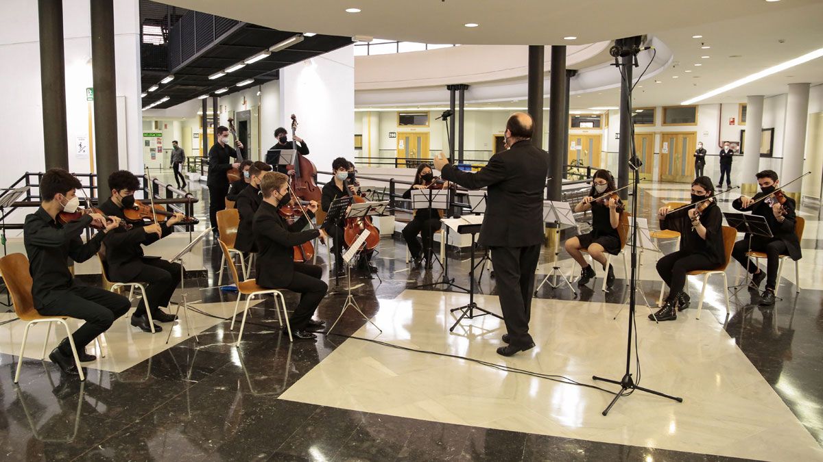 Grabación de un concierto ‘In Memoriam’, en homenaje a las víctimas de la pandemia de Covid-19, en el que intervienen la banda, la orquesta y los coros de las Juventudes Musicales de la Universidad de León. | ICAL