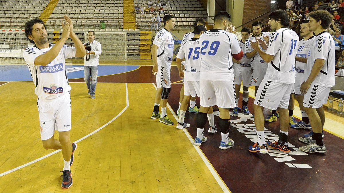 Juanín saluda a la afición en su presentación muchos años después como jugador del Ademar en el Palacio de Deportes. | DANIEL MARTIN