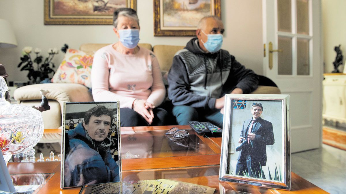 Manuel y Toñita, detrás de dos fotografías de su fallecido hijo Manuel Moure, desvelan los ocho años que llevan esperando justicia. | MAURICIO PEÑA