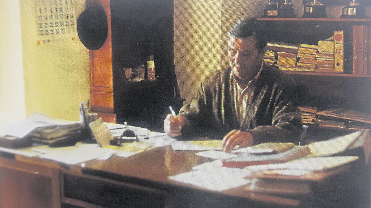 José, mayoral de La Granda, en su despacho de la Dehesa de Doña Catalina. | MANUEL RODRÍGUEZ PASCUAL