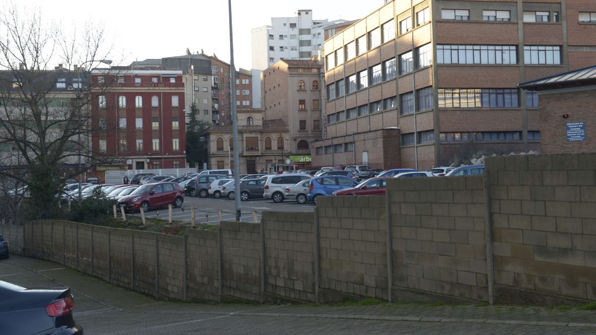 Imagen del actual aparcamiento de Santa Nonia, donde se levantará uno nuevo de tres o cuatro plantas. | MAURICIO PEÑA