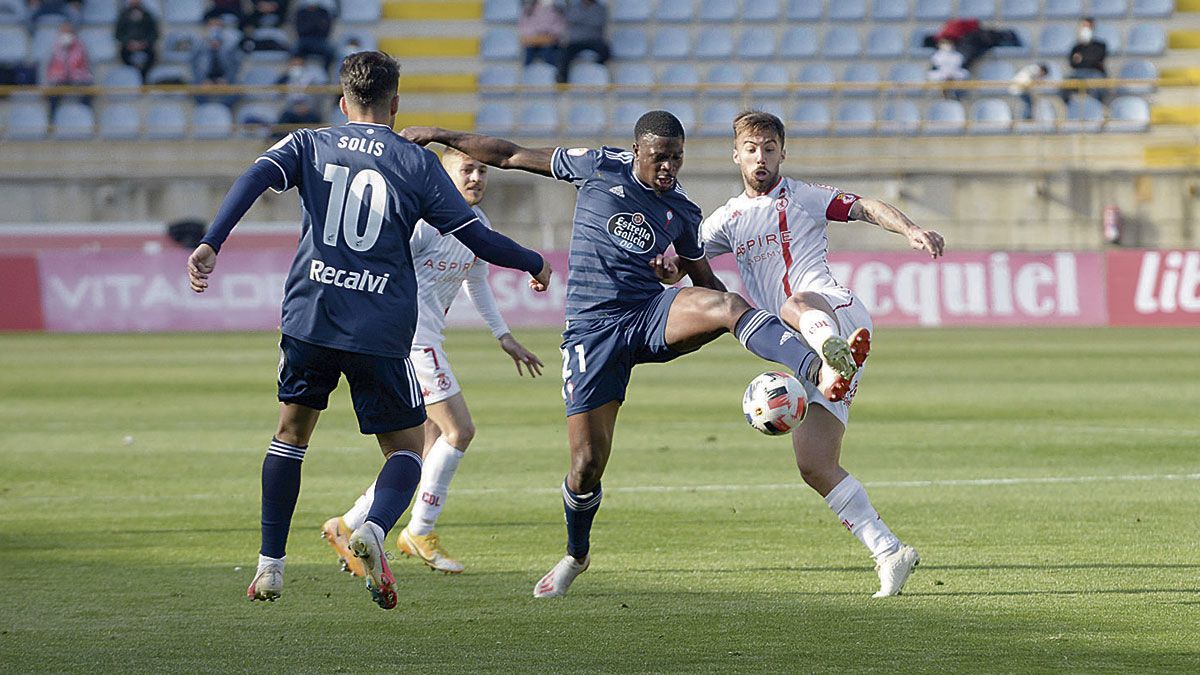 Sergio Marcos pelea por un balón dividido frente al Celta B. | MAURICIO PEÑA