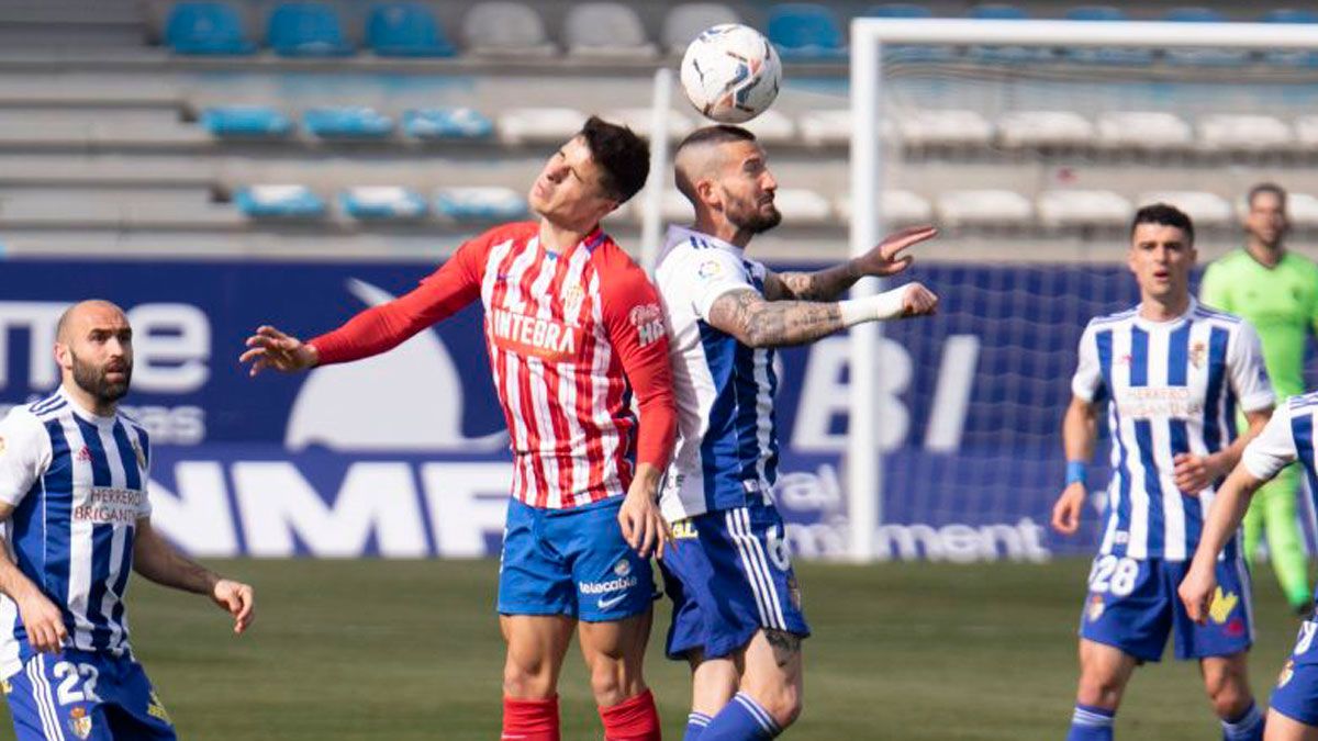 Sielva pelea por un balón aéreo en su último partido, frente al Sporting. | LALIGA