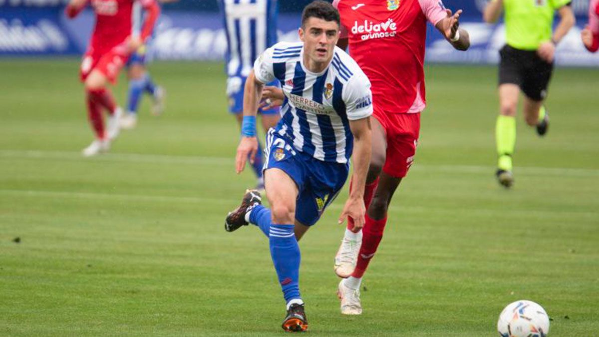 Pascanu persigue un balón durante el choque frente al Fuenlabrada. | LA LIGA