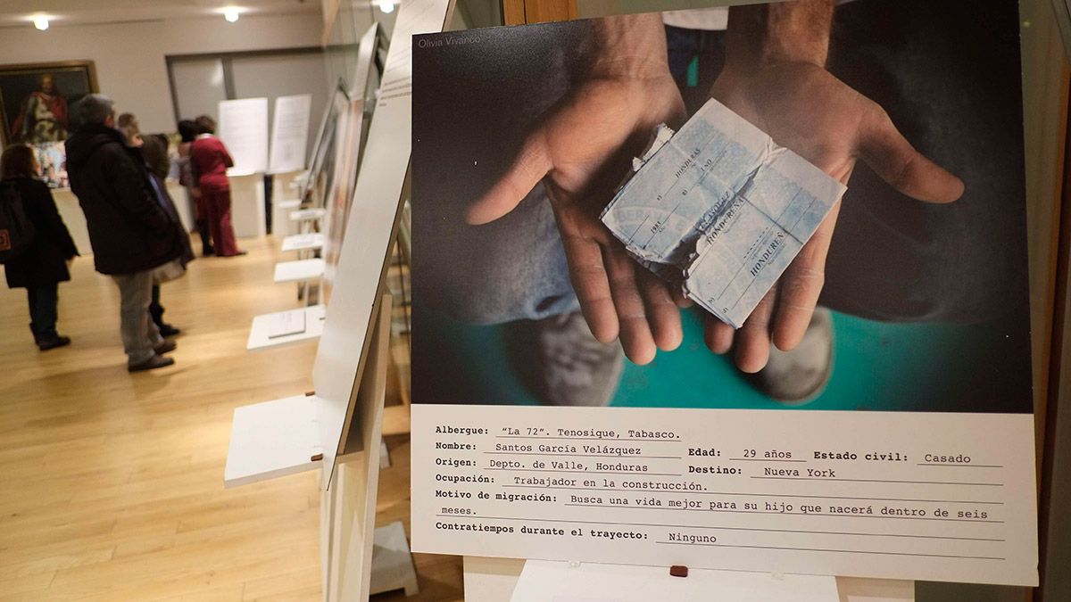 Exposición de fotos organizada por migrantes que viven en León. | D. MARTÍN