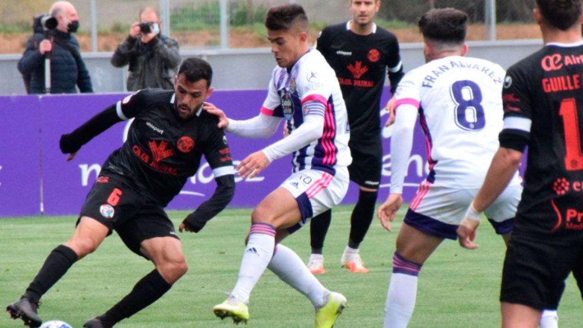 Vallejo controla el balón ante un defensor del Valladolid B. | ZAMORA CF