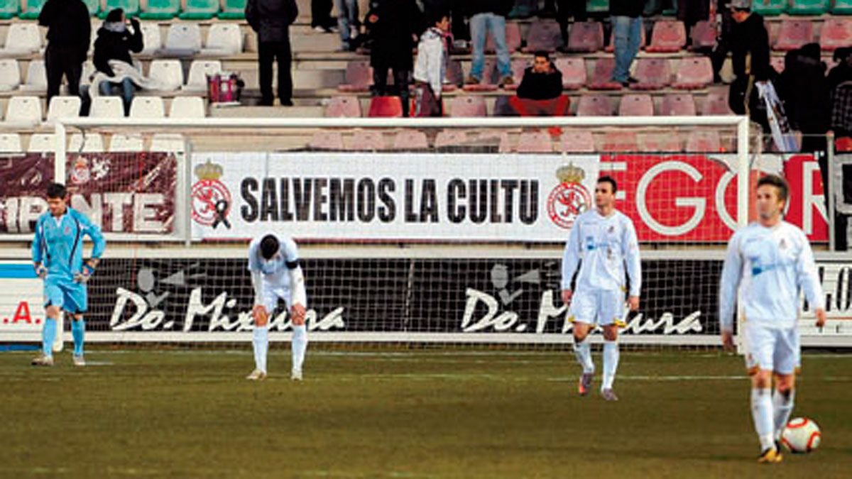 Imagen de la derrota de 2011 en Zamora tras estar a punto de no jugar. | MAURICIO PEÑA
