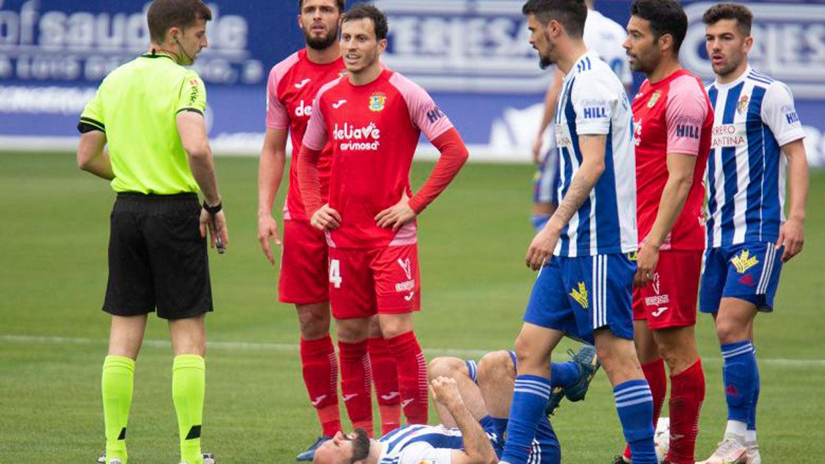 Moran se acerca a conversar con el árbitro tras una entrada a Paris durante el choque frente al Fuenlabrada. | LALIGA