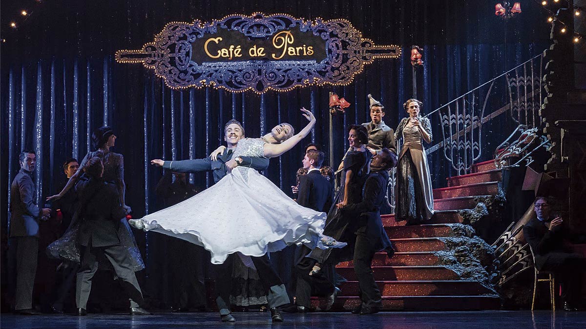El acto en el Café de París cobra un enorme poder simbólico en el ballet ‘Cinderella’ de Prokofiev-Bourne.