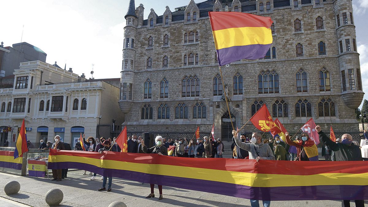 Los republicanos de León se concentraron en el centro de la capital con motivo del 14 de abril. | MAURICIO PEÑA