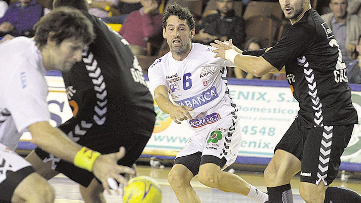 Juanín se dispone a lanzar en el duelo frente al Puente Genil. | DANIEL MARTIN