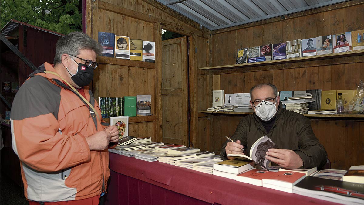 El escritor Bruno Marcos participó la pasada semana en la Feria de Editores FEE firmando ejemplares de su novela. | MAURICIO PEÑA