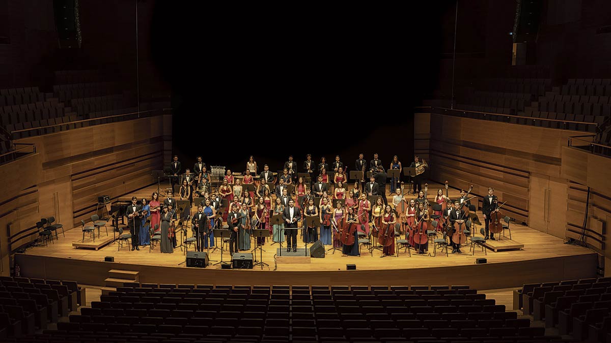 la Joven Orquesta Sinfónica de Valladolid bajo la dirección de Ernesto Monsalve. la Joven Orquesta Sinfónica de Valladolid bajo la dirección de Ernesto Monsalve.