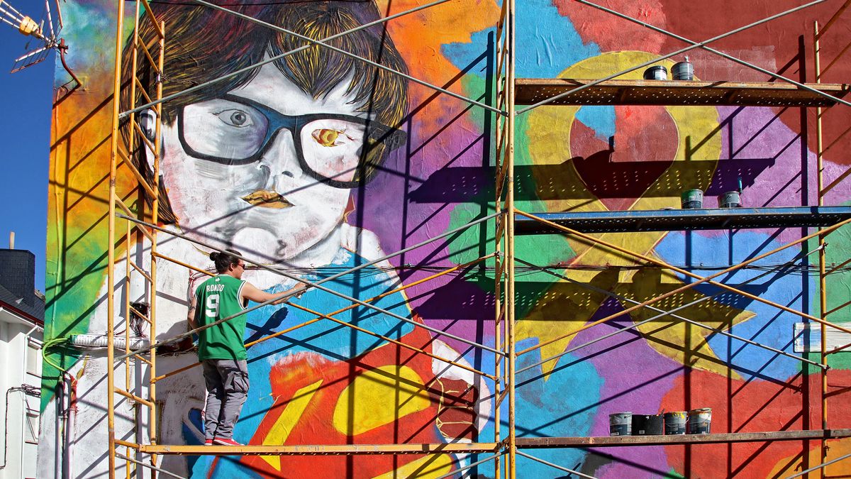 El leonés Sergio Canga, con su mural en Ciñera de Gordón. | ICAL